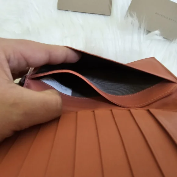 Bottega Veneta Intrecciato Flap Wallet, coral - Picture 10 of 14